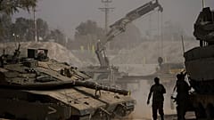 جنود إسرائيليون يعملون على الدبابات في منطقة انطلاق بالقرب من الحدود مع قطاع غزة ، جنوب إسرائيل ، الثلاثاء 1 تموز / يوليو 2025. 