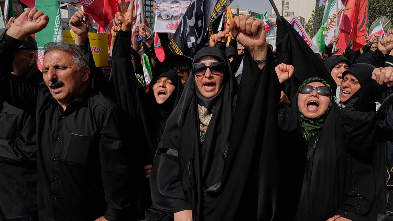 مشيعون يهتفون بشعارات خلال مراسم تشييع جنرالات القوات المسلحة الإيرانية والعلماء النوويين وأفراد أسرهم الذين قتلوا في غارات إسرائيلية ، في طهران ، إيران ، السبت 28 يونيو 