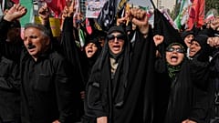 مشيعون يهتفون بشعارات خلال مراسم تشييع جنرالات القوات المسلحة الإيرانية والعلماء النوويين وأفراد أسرهم الذين قتلوا في غارات إسرائيلية ، في طهران ، إيران ، السبت 28 يونيو 