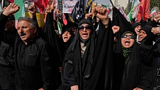 مشيعون يهتفون بشعارات خلال مراسم تشييع جنرالات القوات المسلحة الإيرانية والعلماء النوويين وأفراد أسرهم الذين قتلوا في غارات إسرائيلية ، في طهران ، إيران ، السبت 28 يونيو