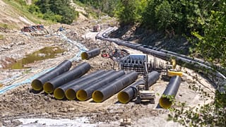 Munkálatok 2025. július 2-án a parajdi Só-szorosban, a Korond-patak azon szakaszán, ahol betört a víz a sóbányába.