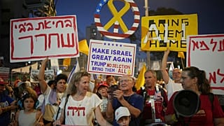Varias personas participan en una protesta para exigir el fin de la guerra en Gaza en Tel Aviv, Israel, el sábado 5 de julio de 2025.