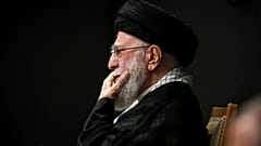 Ο ανώτατος ηγέτης του Ιράν Αγιατολάχ Αλί Χαμενεΐ παρίσταται σε τελετή πένθους στην Τεχεράνη, Ιράν, το Σάββατο 6 Ιουλίου 2025.
