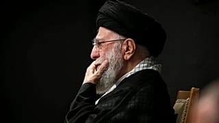 Le guide suprême iranien, l'ayatollah Ali Khamenei, assiste à une cérémonie de deuil à Téhéran, en Iran, le samedi 6 juillet 2025.