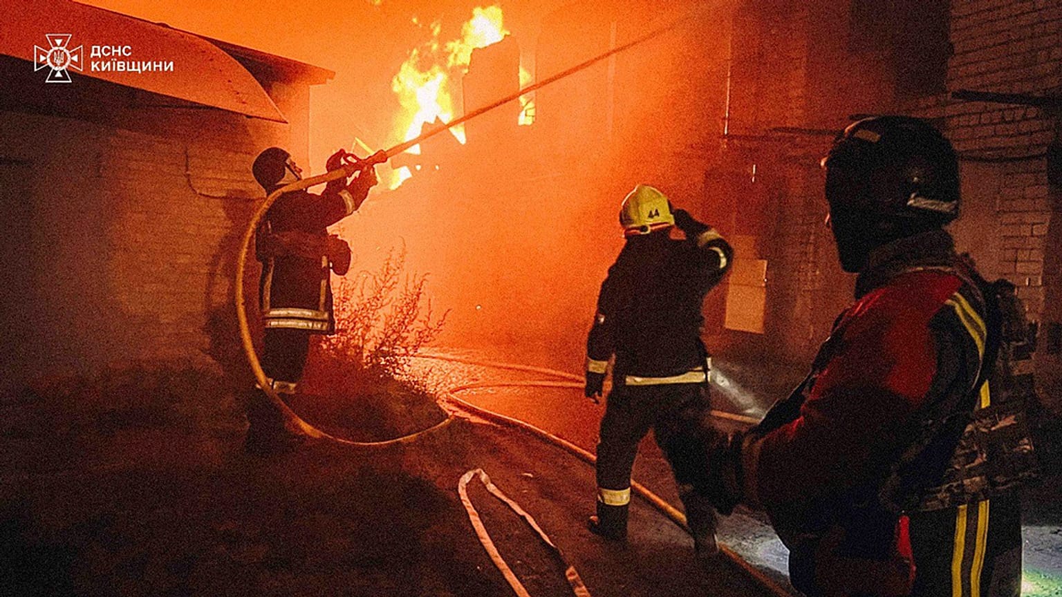 Az ukrán katasztrófavédelmi szolgálat által biztosított képen az elsősegélynyújtók egy orosz támadást követő tűz oltásán dolgoznak az ukrajnai Kijev térségében 2025. július 4-én, pénteken.