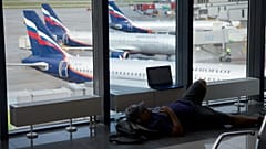 Φωτογραφία εικονογράφησης. Επιβάτης περιμένει την πτήση του στο Σερεμέτιεβο. 9 Ιουλίου 2013