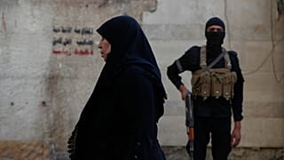 امرأة سورية خارج مرقد السيدة زينب، جنوب دمشق، سوريا، الخميس 3 يوليو/تموز 2025. 