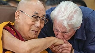 El actor Richard Gere besa la mano del líder espiritual tibetano, el Dalái Lama, en un evento que celebra su 90.º cumpleaños en Dharamshala, India, el 6 de julio de 2025. (Fot
