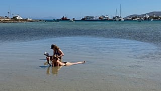 Τουρίστριες διαβάζουν βιβλία στην ακροθαλασσία στην Αντίπαρο