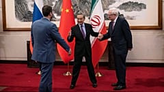 وزير الخارجية الصيني يرحب بنواب وزارة الخارجية الروسية والإيرانية
