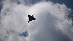 طائرة مقاتلة من طراز رافال تُحلّق في معرض باريس الجوي، الاثنين 16 يونيو/حزيران 2025، في لو بورجيه، شمال باريس. 