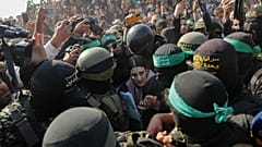 الأسيرة الإسرائيلية أربيل يهود، يرافقها مقاتلو حماس أثناء تسليمها إلى الصليب الأحمر في خان يونس، جنوب قطاع غزة، الخميس 30 يناير 2025. 