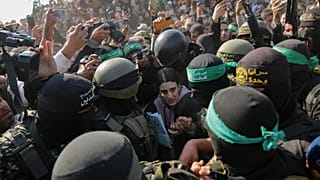الأسيرة الإسرائيلية أربيل يهود، يرافقها مقاتلو حماس أثناء تسليمها إلى الصليب الأحمر في خان يونس، جنوب قطاع غزة، الخميس 30 يناير 2025.