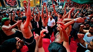 مسلمون شيعة يضربون أنفسهم كعلامة على الحزن داخل مرقد الإمام العباس