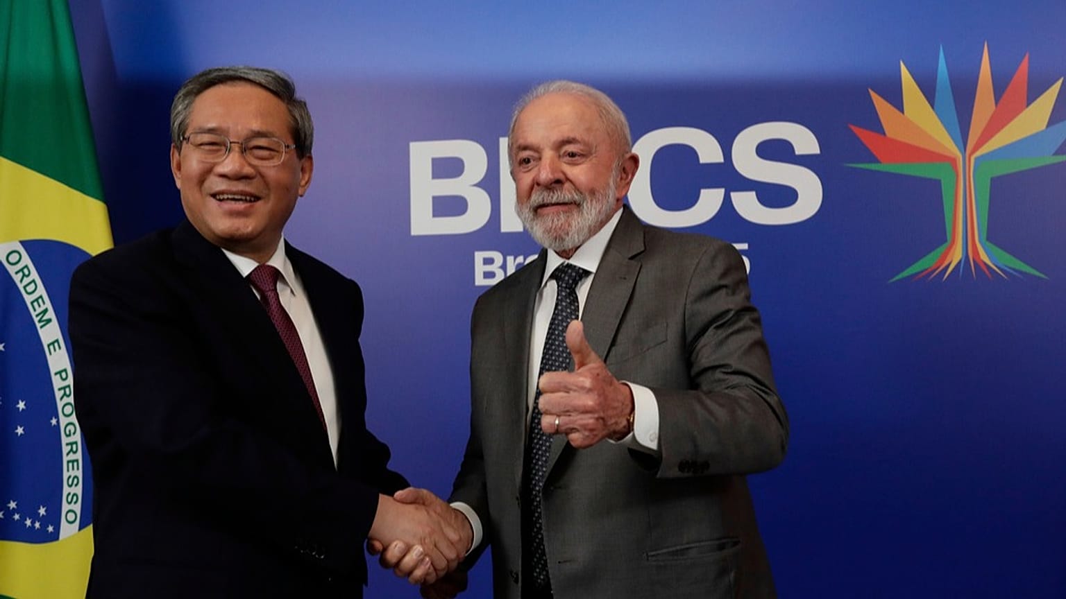 Lula da Silva brazil elnök és Li Csiang kínai miniszterelnök pózolnak a BRICS-csúcstalálkozót megelőző kétoldalú találkozójukon Rio de Janeiróban, 2025. július 5-én, szombaton.