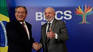 Lula da Silva brazil elnök és Li Csiang kínai miniszterelnök pózolnak a BRICS-csúcstalálkozót megelőző kétoldalú találkozójukon Rio de Janeiróban, 2025. július 5-én, szombaton.
