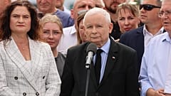 Der Vorsitzende der Partei Recht und Gerechtigkeit Jarosław Kaczyński spricht auf einer Pressekonferenz an der deutsch-polnischen Grenze in Rosówek, 6.07.2025.
