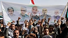 Husi destekçileri, 13 Haziran 2025 Cuma günü Yemen'in Sanaa kentinde İsrail saldırıları sırasında öldürülen İranlı liderleri gösteren bir pankartı kaldırırken sloganlar atıyor.