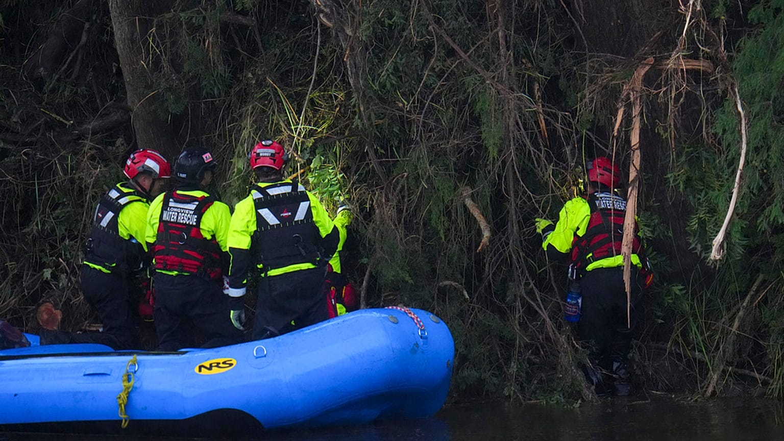 Funcionarios colaboran en las labores de recuperación en Camp Mystic, a orillas del río Guadalupe, tras una inundación repentina en la zona el domingo 6 de julio de 2025.