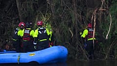 Funcionarios colaboran en las labores de recuperación en Camp Mystic, a orillas del río Guadalupe, tras una inundación repentina en la zona el domingo 6 de julio de 2025.