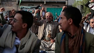 يردد المسلمون شعارات مؤيدة لفلسطين أثناء الصلاة في أول أيام عيد الأضحى، خارج مسجد في صنعاء، اليمن، الجمعة 6 يونيو/حزيران 2025.