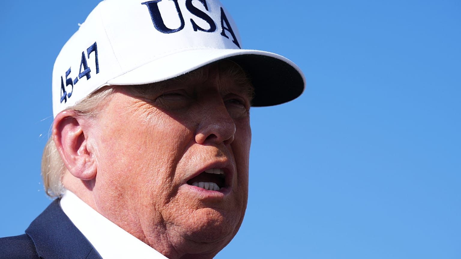 El presidente Donald Trump habla con los periodistas antes de embarcar en el Air Force One en el Aeropuerto Municipal de Morristown, en Morristown, Nueva Jersey. 6 de julio de 2025.
