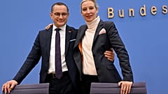 Die AfD hat am Wochenende ein neues Positionspapier verabschiedet - und strebt ein neues Verhaltenskodex an. 
