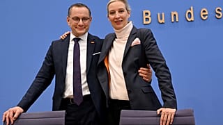 Die AfD hat am Wochenende ein neues Positionspapier verabschiedet - und strebt ein neues Verhaltenskodex an.