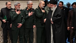 Ali Khamenei iráni vallási vezető a védelmi főtisztviselőkkel