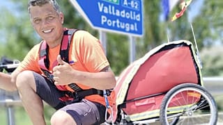José Serge avec la remorque avant de commencer le voyage