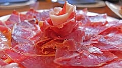 Imagem de um prato de presunto ibérico espanhol.