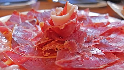 Immagine di un piatto di prosciutto iberico spagnolo.
