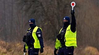Agentes da polícia polaca patrulham carros perto da fronteira polaco-bielorrussa, que foi fechada devido a um grande grupo de migrantes acampados na zona do lado bielorrusso, Polónia, 2021.