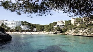 In der Stadt Santanyí auf Mallorca haben Unbekannte ausländerfeindliche Graffiti gesprüht.