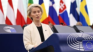 Ursula Von der Leyen, az Európai Bizottság elnöke beszédet mond az ukrajnai béke uniós támogatásáról 2025. május 7-én, szerdán a strasbourgi Európai Parlamentben.