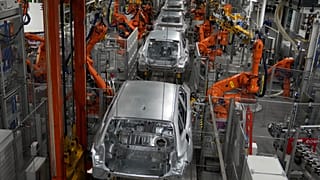 Robotlar Münih'teki bir montaj hattında Alman otomobil üreticisi BMW'nin otomobilleri üzerinde çalışıyor,