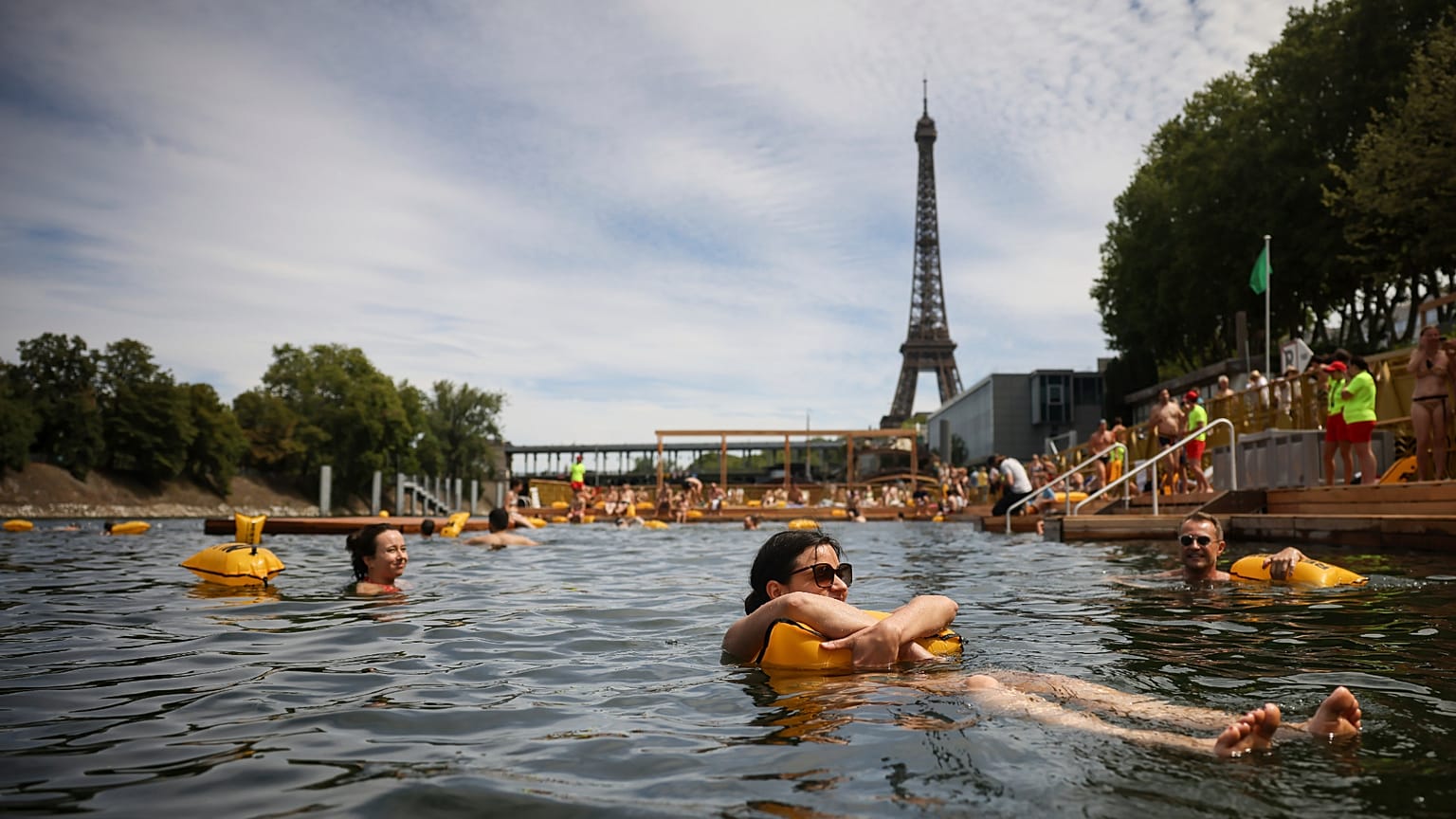Menschen genießen das Wasser an der sicheren Badestelle Grenelle an der Seine in Paris, Frankreich, am Samstag, den fünften Juli 2025.