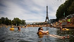 Menschen genießen das Wasser an der sicheren Badestelle Grenelle an der Seine in Paris, Frankreich, am Samstag, den fünften Juli 2025.
