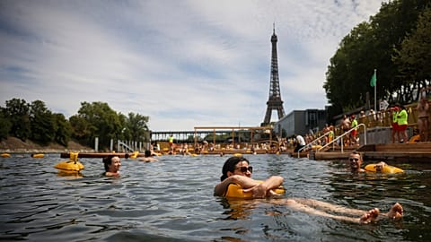 Люди наслаждаются водой на безопасном месте для купания Гренель на реке Сена в Париже, Франция, суббота, 5 июля 2025 года
