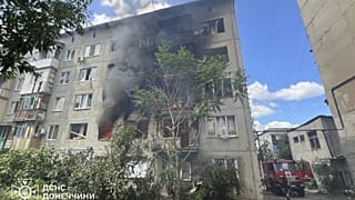 Tűzoltás orosz rakétatámadás után a Donyecki térségben