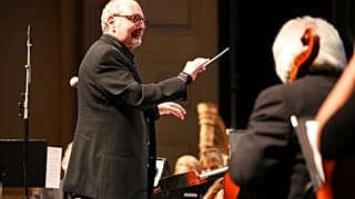 Mark Snow, dirige des musiciens de Los Angeles en 2014