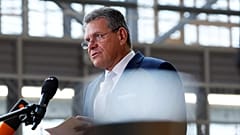 El comisario europeo de Comercio y Seguridad Económica, Maros Sefcovic, habla con los medios a su llegada a una reunión de ministros de Comercio de la UE el pasado 15 de mayo.