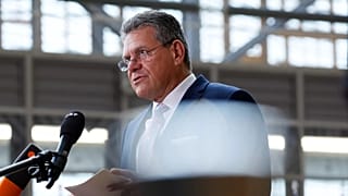 El comisario europeo de Comercio y Seguridad Económica, Maros Sefcovic, habla con los medios a su llegada a una reunión de ministros de Comercio de la UE el pasado 15 de mayo.