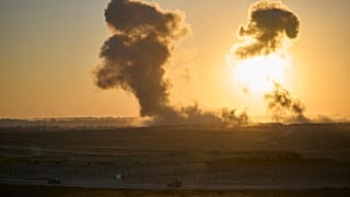 يتصاعد الدخان من انفجار في شمال قطاع غزة، كما يظهر من جنوب إسرائيل، يوم الأحد 6 يوليو/تموز 2025.  