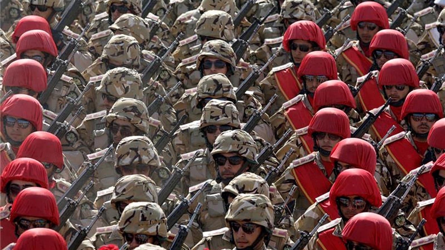 قوات الجيش الإيراني تسير في عرض عسكري، إيران، الجمعة 21 سبتمبر/أيلول 2012.