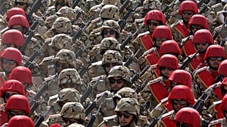 قوات الجيش الإيراني تسير في عرض عسكري، إيران، الجمعة 21 سبتمبر/أيلول 2012.