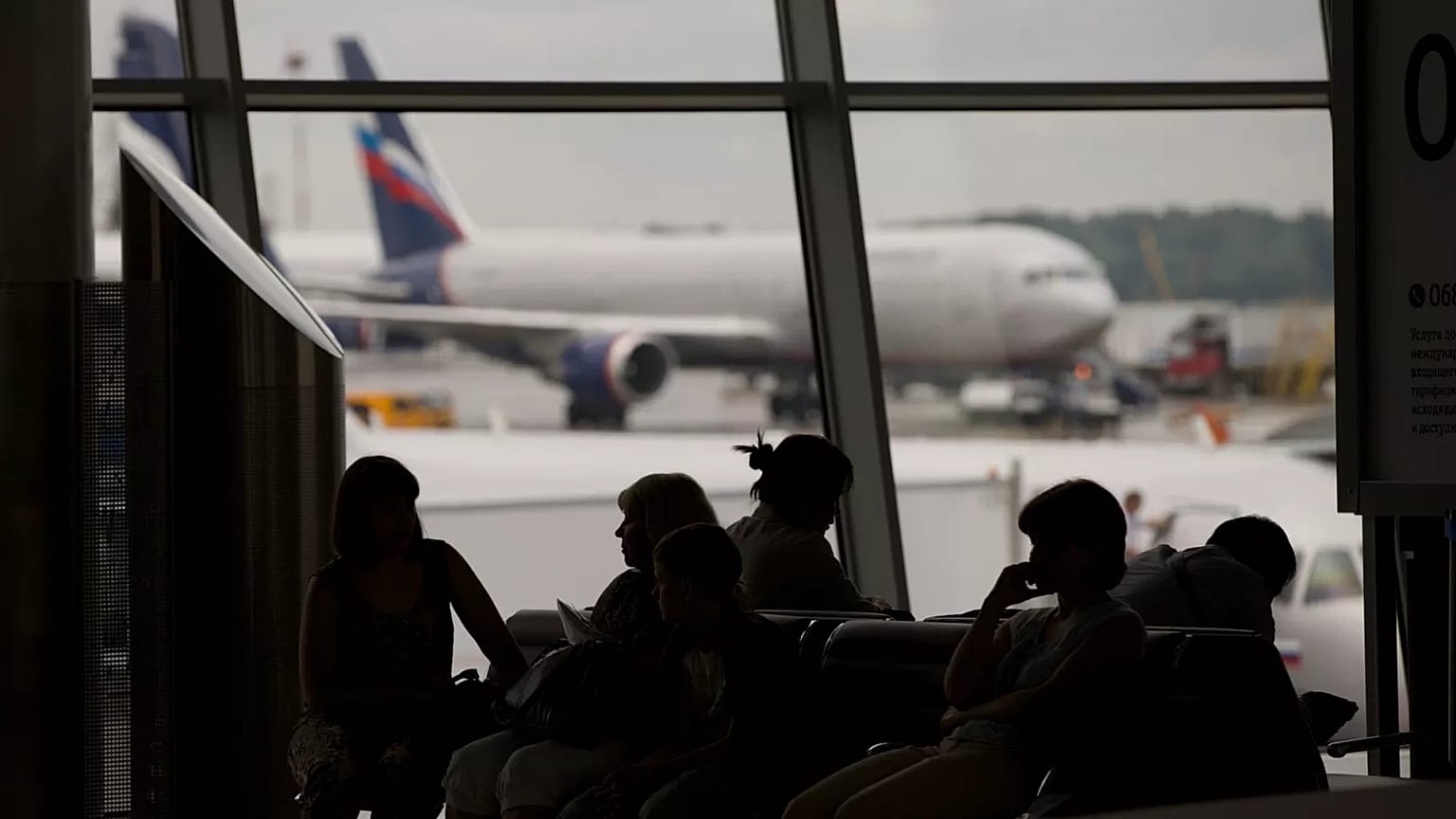 Passageiros aguardam os seus voos no aeroporto de Sheremetyevo, nos arredores de Moscovo, Rússia, na terça-feira, 9 de julho de 2013. 