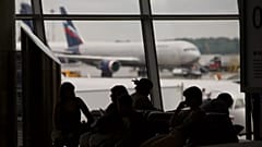 Passagiere warten am Dienstag, 9. Juli 2013, auf dem Flughafen Scheremetjewo bei Moskau auf ihre Flüge. 