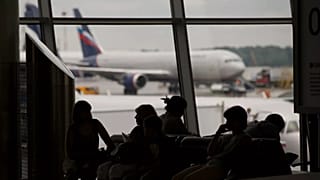Yolcular 9 Temmuz 2013 Salı günü Rusya'nın başkenti Moskova'nın dışındaki Şeremetyevo havaalanında uçuşlarını bekliyor. 