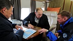 Putin, en el centro, habla con el entonces jefe de la Agencia Federal de Carreteras, Roman Starovoit, mientras vuelan sobre el puente del estrecho de Kerch en Crimea, en 2016.